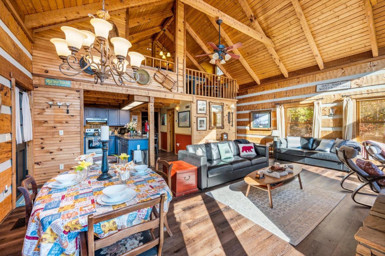 Barenberg Cabin - Secluded Unobstructed Panoramic Smoky Mountains View With Two Master Suites, Loft Game Room, And Hot Tub Gatlinburg Kültér fotó